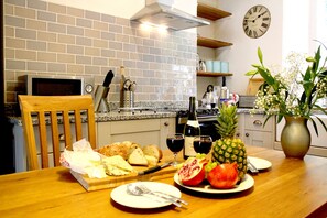 The lovely kitchen, microwave, coffee, cooker etc...