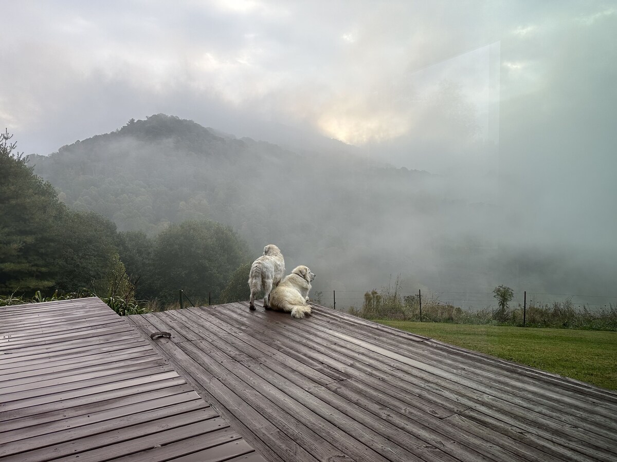 Rustic log cabin~ HOT TUB~ Breathtaking mountian views near Wolf Laurel