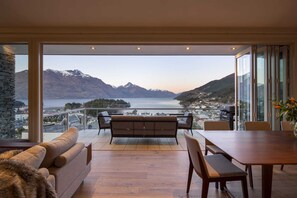 Panoramic views of Queenstown Lake