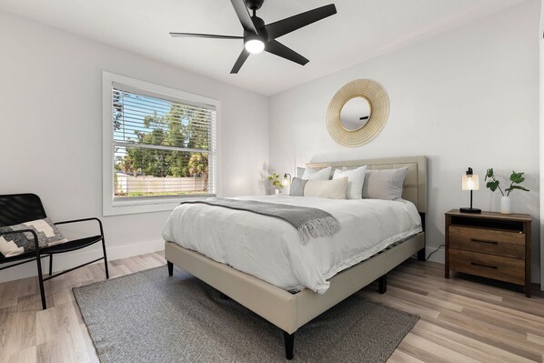 Queen Bed|Sleeps 2