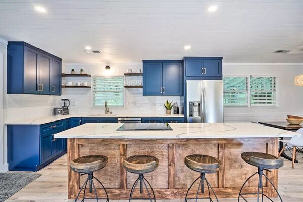 Kitchen with all the cooking essentials and more!