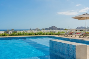 Infinity pool and jacuzzi accessible to all guests in the development