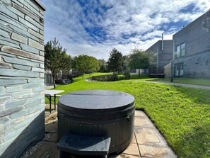 Bañera de hidromasaje al aire libre