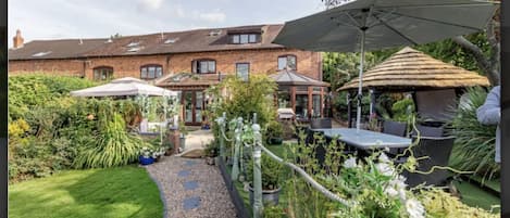 Fabulous garden ,decking & patio area 