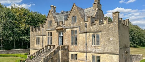 Front view, Swangrove House, Bolthole Retreats