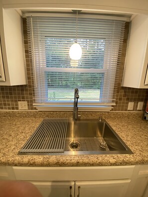 Stainless sink with detachable faucet 