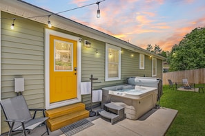 Private back yard and patio w/4-person Hot Tub, firepit & propane grill
