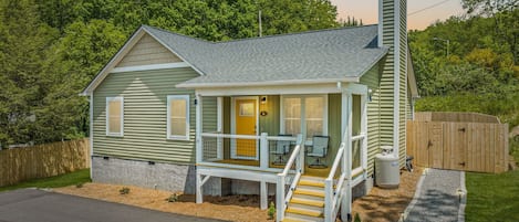 Welcome to The Honey House! Private parking and fully fenced back yard.