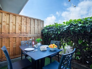 Nuage, Ciel, Propriété, Bùtiment, Arbre, Bois, Chaise, Design Urbain, Mobilier De Jardin, Table