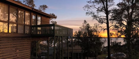 Treehouse, Sunrise and views to main beach north.