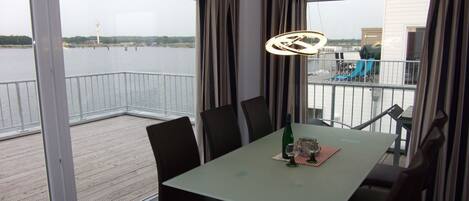 Admiral Suite:
Esszimmer mit Blick auf den Hafen Olpenitz