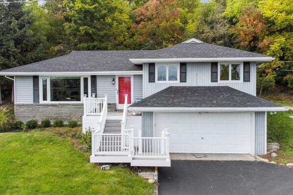 Live the life of luxury in this beautiful place, with its stunning front façade and perfect location.
