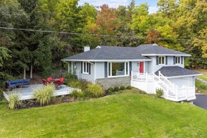 Live the life of luxury in this beautiful place, with its stunning front façade and perfect location.