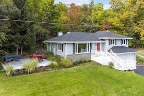 Live the life of luxury in this beautiful place, with its stunning front façade and perfect location.