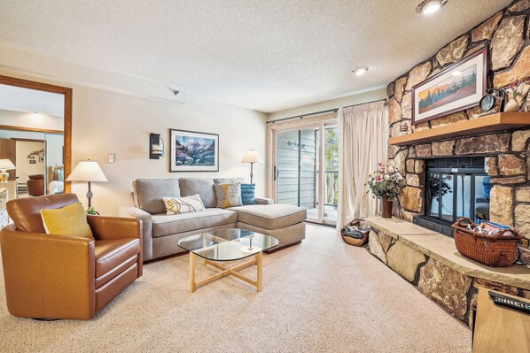 Living Room - Open area Living room with balcony overlooking Carter Park
