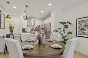 Dining Area | Seating for 6