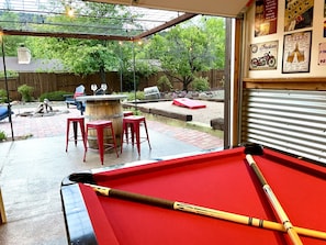 Casita w/ pool table- Opens up fully to backyard for indoor/outdoor entertaining