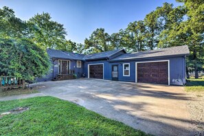 Exterior | Driveway Parking (12 Vehicles) | Trailer Parking