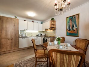 Tabelle, Himmel, Eigentum, Möbel, Pflanze, Stuhl, Azurblau, Schatten, Interior Design, Die Architektur