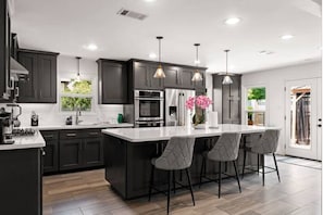 Spend time cooking in this fantastic chefs kitchen with two ovens!!