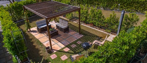 Giardino privato con doccia solare barbecue