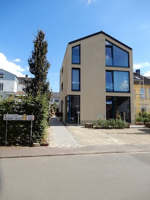 Querhaus Straßenansicht