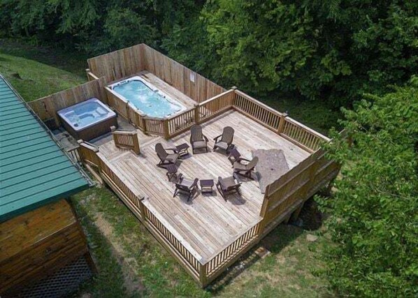 Outdoor spa tub