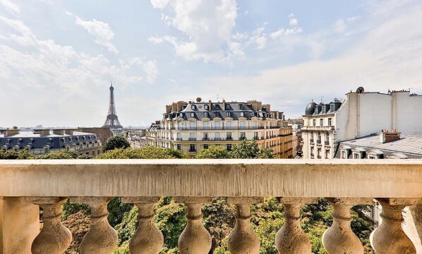 EIFFEL TOWER VIEW - BALCONY