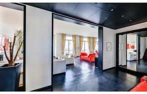 ENTRANCE
16 sqm majestic entrance.
Parquet floor.
