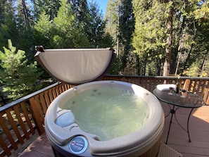 Inviting hot tub amidst nature!  Relax with a wine from the many local wineries