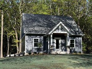 2800 sqft house with 5bd and 3ba within FloraDale Association. 