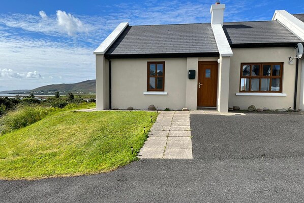 Charming Achill Sound Holiday Village No.11, Achill Island, County Mayo