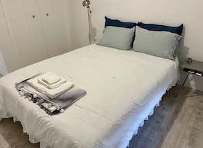 Second bedroom, queen bed
