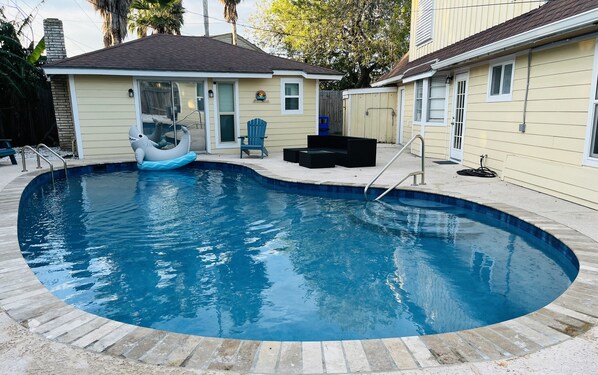 Private outdoor pool and pool
House! 