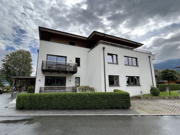 Wolke, Himmel, Pflanze, Eigentum, Gebäude, Fenster, Haus, Baum, Grundstueck, Urban Design