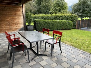 Pflanze, Tabelle, Möbel, Gebäude, Tisch Im Freien, Baum, Stuhl, Gartenmöbel, Küche & Esszimmer Tisch, Gras