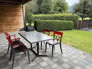 Pflanze, Tabelle, Möbel, Gebäude, Tisch Im Freien, Baum, Stuhl, Gartenmöbel, Küche & Esszimmer Tisch, Gras