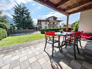 Pflanze, Himmel, Gebäude, Eigentum, Möbel, Wolke, Tabelle, Stuhl, Baum, Tisch Im Freien