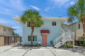 Ground-level unit with keyless entry and one dedicated parking space—smooth arrival every time.