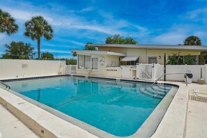 Don't feel like an afternoon at the beach, then head to the community pool. It's near the studio (Coin laundry too)