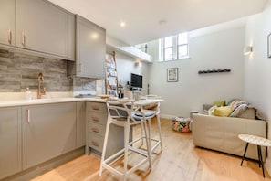 The Trinity Kitchen/Living Room - StayCotswold
