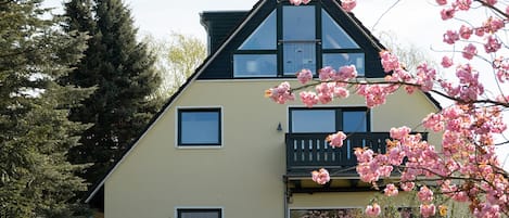 Außenansicht 1. Etage mit Balkon