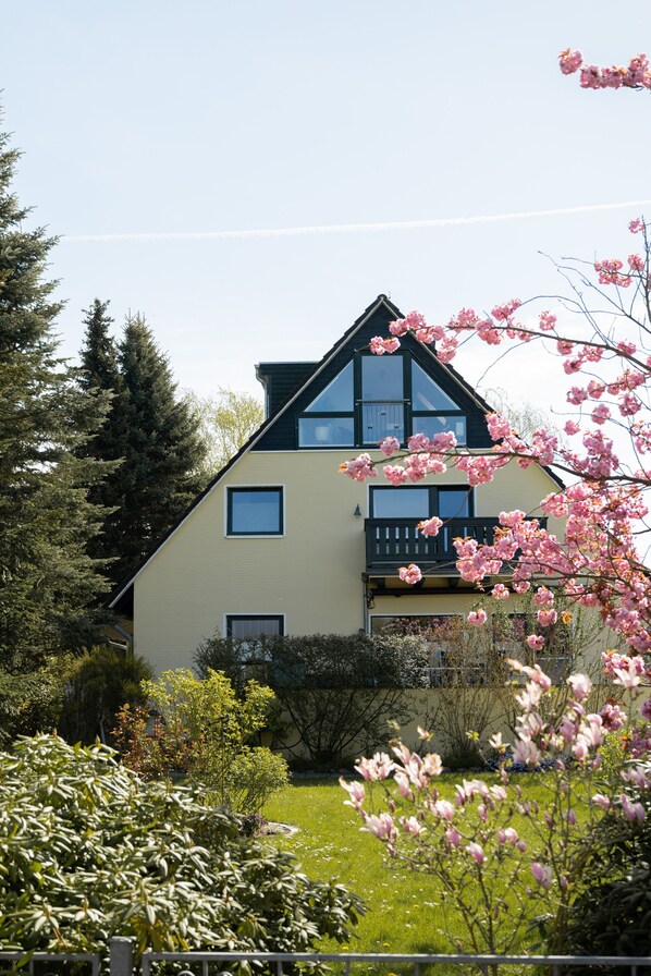 Außenansicht 1. Etage mit Balkon