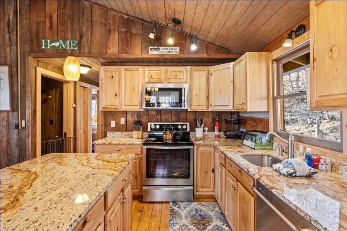 Wolf Laurel Log Cabin High Elevation Spectacular Views, near AT at Big Bald..