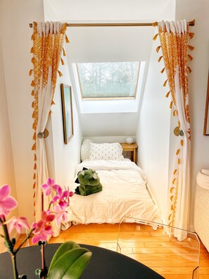 A sleeping nook with a skylight, perfect for children or an extra guest. 