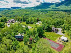Summer_arial_vacation_homes_tennis_The20Wilburton20Alex20Vincent