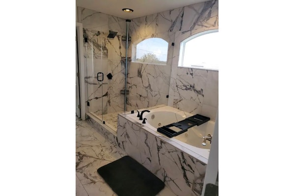 Gorgeous Master Bathroom Marble Jacuzzi Bathtub & Walk in Shower