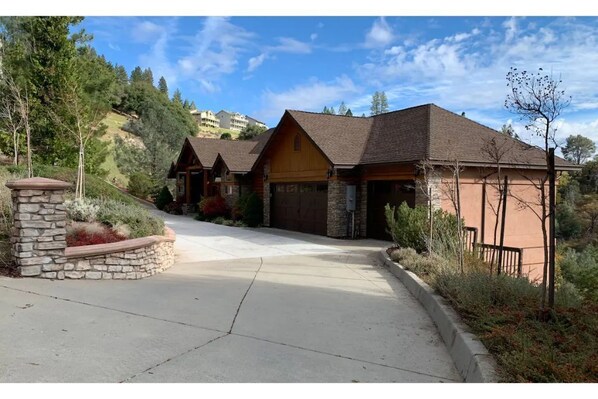 Welcome to Laurel Lodge, our spacious place with panoramic views!
