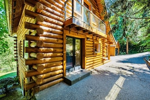 Enjoy the beauty of staying in a custom log home