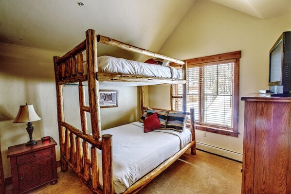 Please note that bedding configurations may vary per unit.